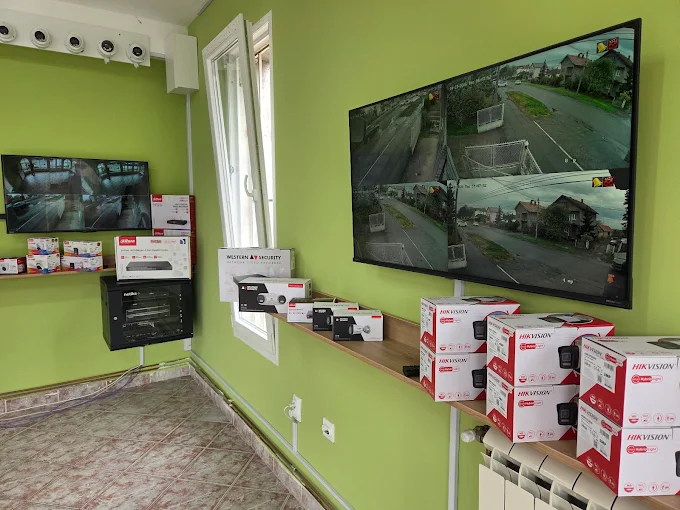 Monitoring zid sa ekranima uživo prikaza video nadzora